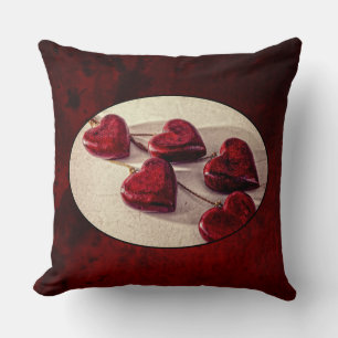 Coussin Coeurs rouges en bois liés ensemble sur une chaîne