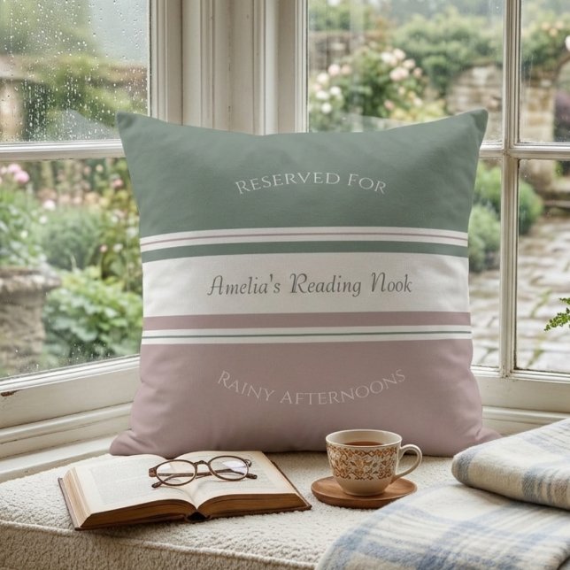 Coussin Coin de lecture cosy de conte de fées aux tons de  (Create your own cozy corner with this personalized reading nook decorative throw pillow.)
