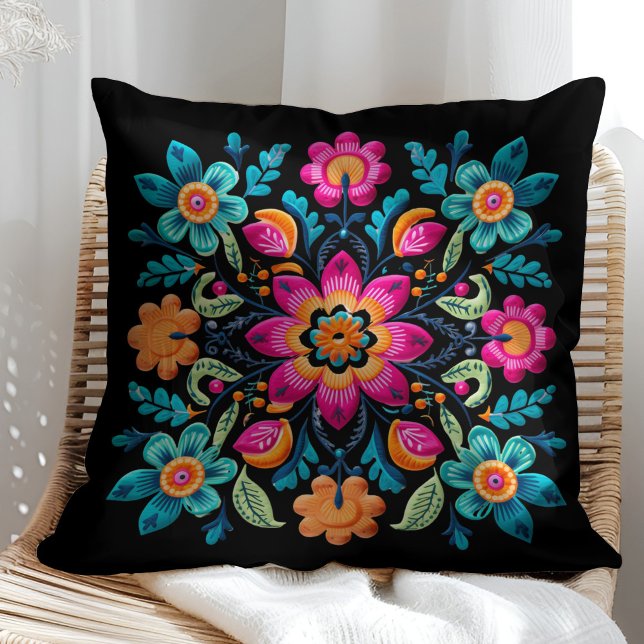 Coussin Coloré mexicain Floral Fiesta Patter (Colorful Mexican Floral Fiesta Patter Throw Pillow on a sunny rattan chair.)