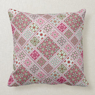 Coussin Conception de patchwork en le rose et le rouge