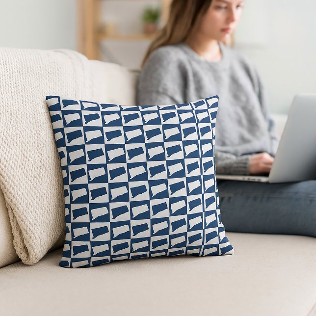 Coussin Connecticut Outline Pattern Blue and White (A throw pillow with a blue and white checkerboard pattern featuring the US state of Connecticut.)