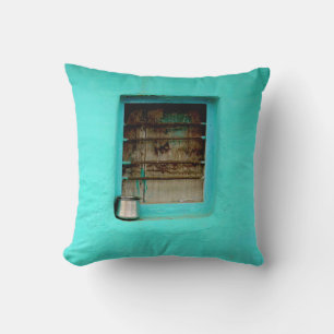 COUSSIN CONTENEUR EN ACIER GRIS SUR LA FENÊTRE AVEC PEINTU