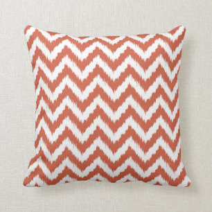Coussin Corail foncé et Chevron de Bohème blanc