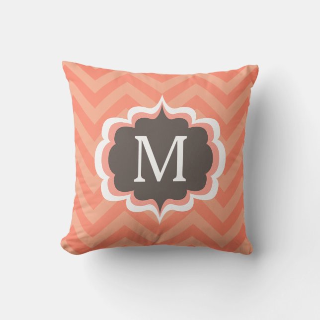Coussin Coral rose Chevron Motif Personnalisé Monogramme (Recto)