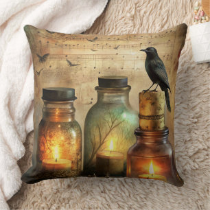 Coussin Corbeau à la lumière des bougies avec des bouteill