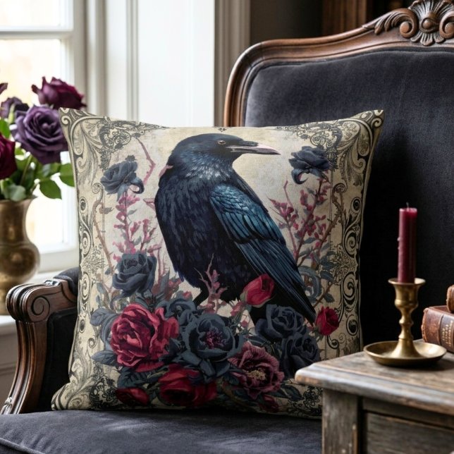 Coussin Corbeau gothique et roses (Dark Academia Gothic Raven floral throw pillow)