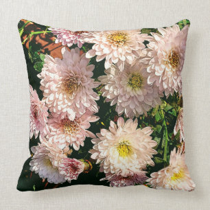Coussin cosy et lumineux avec chrysanthème rose