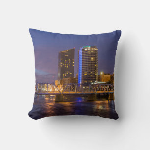Coussin Coucher de soleil sur l'horizon, sur la rivière Gr