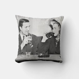 Coussin Couple assis ensemble dans un restaurant flirtant 