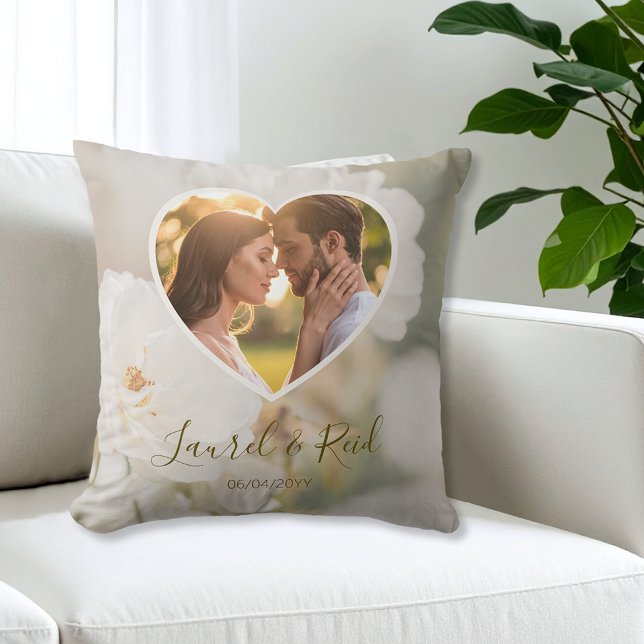Coussin Couple de roses blanches rêveur dans une photo de  (Créateur téléchargé)