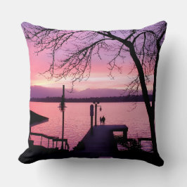 Coussin Couple en silhouette sur quai avec ciel de soleil