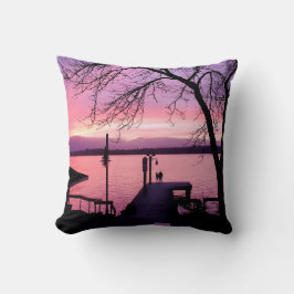 Coussin Couple en silhouette sur quai avec ciel de soleil