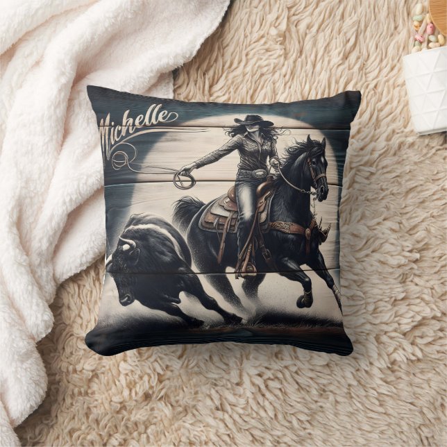 Coussin Cowgirl Roping a Bull à Sunset Rodeo Event (Couverture)
