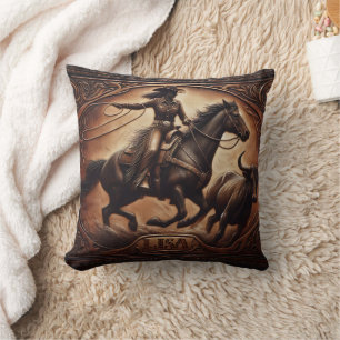 Coussin Cowgirl Roping Cattle à un événement de rodéo