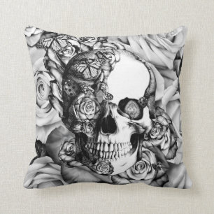 Coussin Crâne rose avec des papillons en noir et blanc.