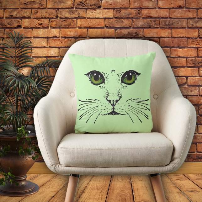 Coussin Croquis de visage de chat Deep Green Eyes long Whi (Kitty Cat face drawn in black green eyes whiskers on light green accent decorative pillow.)
