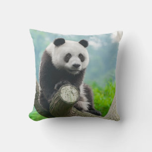 Coussin Cudly Panda Bear assise sur une branche d'arbre