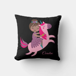 Coussin Cute Brunette Haired Girl Riding sur un Thro Unico