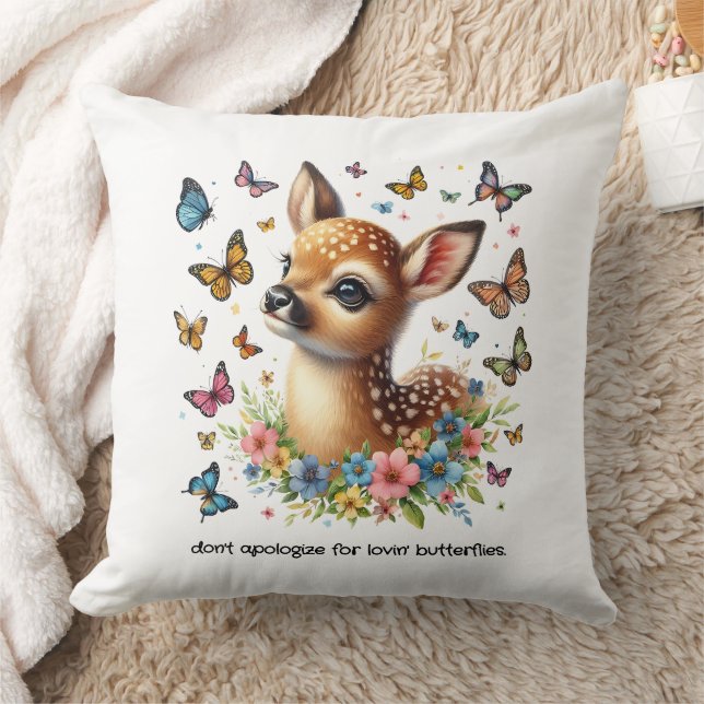 Coussin Cute Fawn regarde les papillons dans la prairie (Couverture)