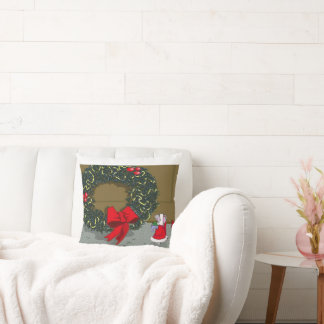 Coussin Cute Holiday Pillow with a mouse and wreath.