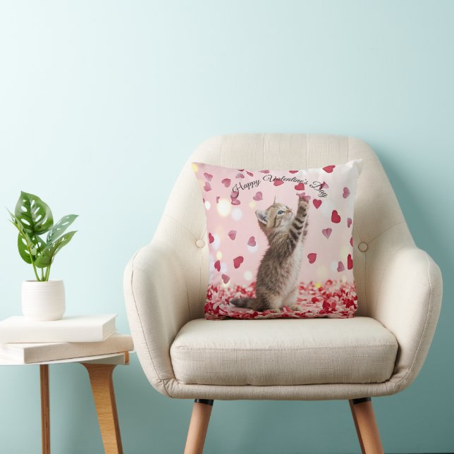 Coussin Cute Kitten Catching Valentine Heart Petals (Chaise)