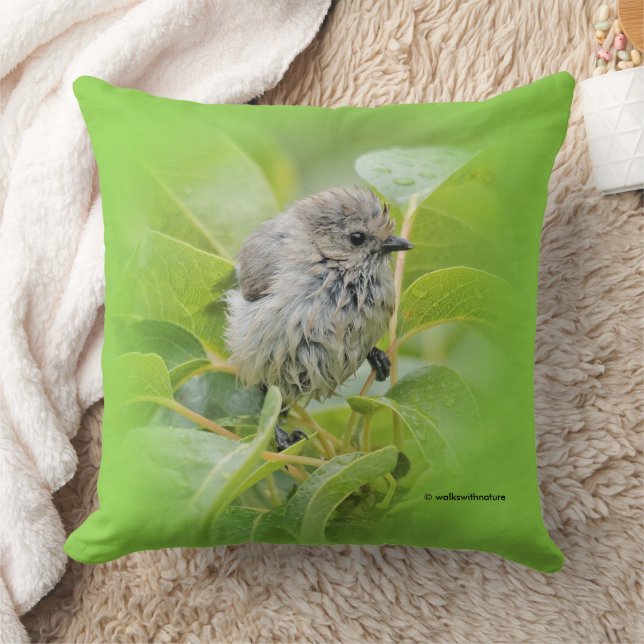 Coussin Cute Weet humide Bushtit Songbird dans Laurel Shru (Couverture)