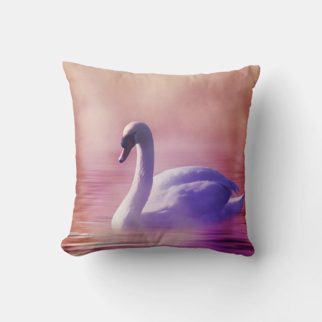 Coussin Cygne blanc flottant sur un lac brumeux (Recto)