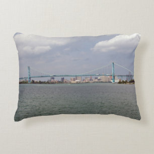 Coussin d'accent du pont Ambassador