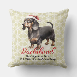 Coussin Dachshund à travers la neige dans un traîneau à un