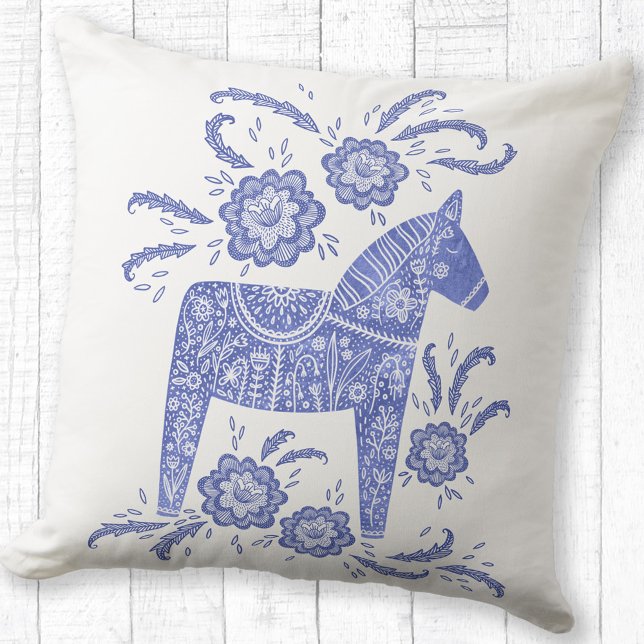 Coussin Dala suédois Horse Art Periwinkle Bleu (Swedish Dala Horse folk art blue and white throw pillow)