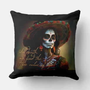 Coussin Dans la mort, nous trouvons…