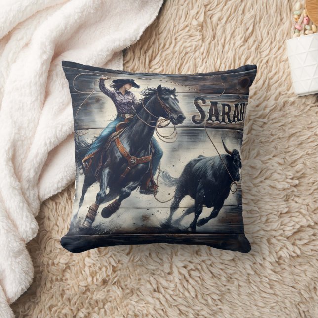 Coussin Daring Cowgirl Roping a Bull au Rodeo (Couverture)