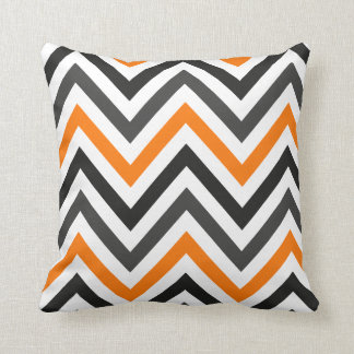 Coussin de chevron orange noir et gris