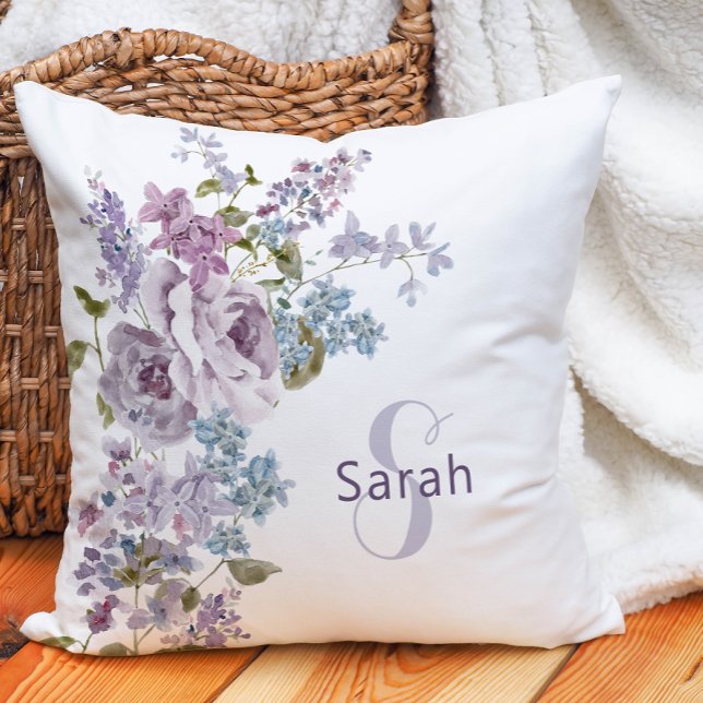 Coussin de jet floral violet (Watercolor Purple Lilac Monogrammed Floral Throw Pillow)