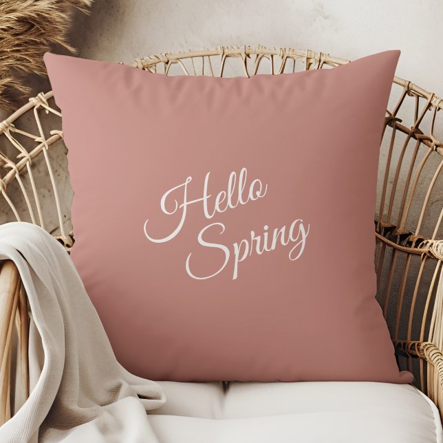 Coussin de jet Hello Spring Dusty Rose (Hello Spring Dusty Rose Throw Pillow in a boho rattan armchair.)