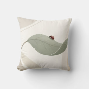 Coussin de jet minimaliste coccinelle sur feuille
