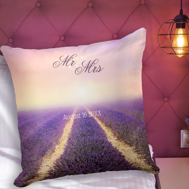 Coussin de Mariage de champ Lavender personnalisé (Romantic wedding pillow featuring a painting of a lavender field in a dreamy atmosphere)