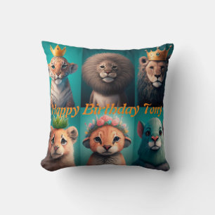Coussin De mignons animaux sauvages portant des couronnes