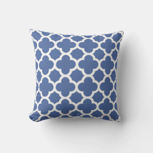 Coussin de Motif de Quatrefoil bleu ardoise et bla