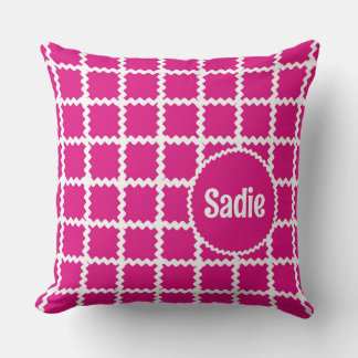 Coussin de nom rose chaud pour filles; motif Ric R