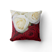 Coussin de rose rouge et blanc