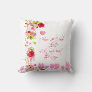 Coussin décoratif à cœurs et fleurs aquarellisés