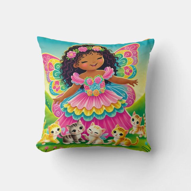 COUSSIN DÉCORATIF "FÉE HEUREUSE AVEC DES CHATONS" (Recto)