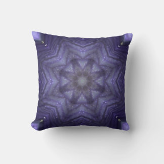 Coussin décoratif motif violet