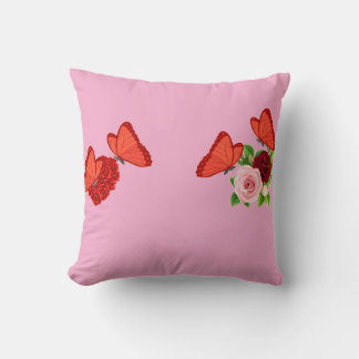 Coussin décoratif rose romantique avec papillons e