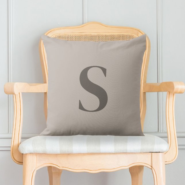 Coussin Decorative cushion with initial (Créateur téléchargé)
