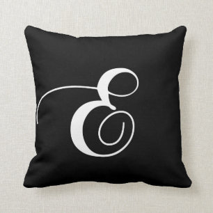 Coussin décoré d'un monogramme de concepteur blanc