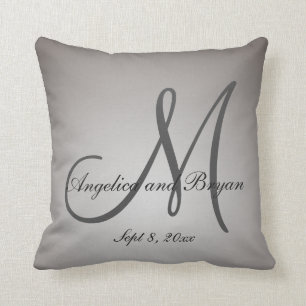 Coussin décoré d'un monogramme de mariage