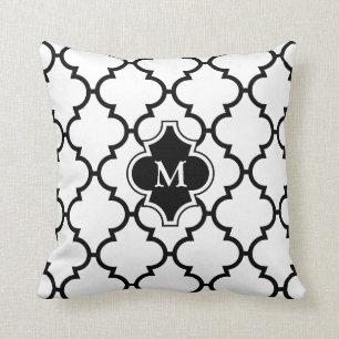Coussin décoré d'un monogramme de motif noir blanc