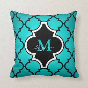 Coussin décoré d'un monogramme de motif noir de
